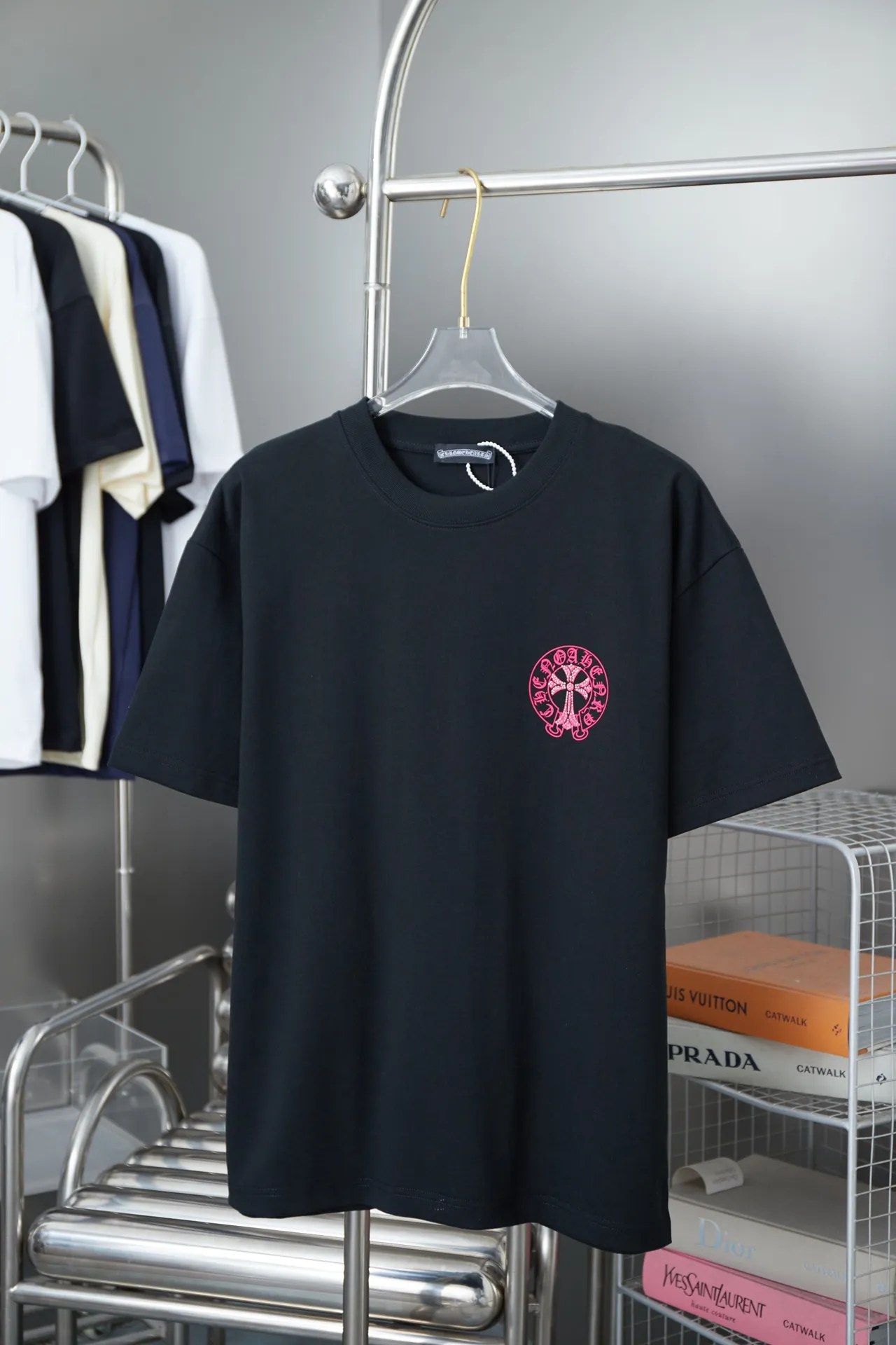 🅿️190 Ch*ome Hearte 25SS early spring new style Crow heart graffiti printed hot diamond short sleeves Light luxury essential item for daily commuting for men and women Correct version Welcome to compare Detailed features · 320g 100% pure cotton double yarn jersey fabric · Custom dyed in the same cylinder, special thickened 32 pieces double-strand 1X1 thread · Digital direct printing ➕Imported Australian pearlescent diamonds · Double needle stitching and cross-stitch technology · Original main mark, washed tag, brand moisture-proof paper packaging Color: black/white/rose red/grey Size: S/M/L/XL